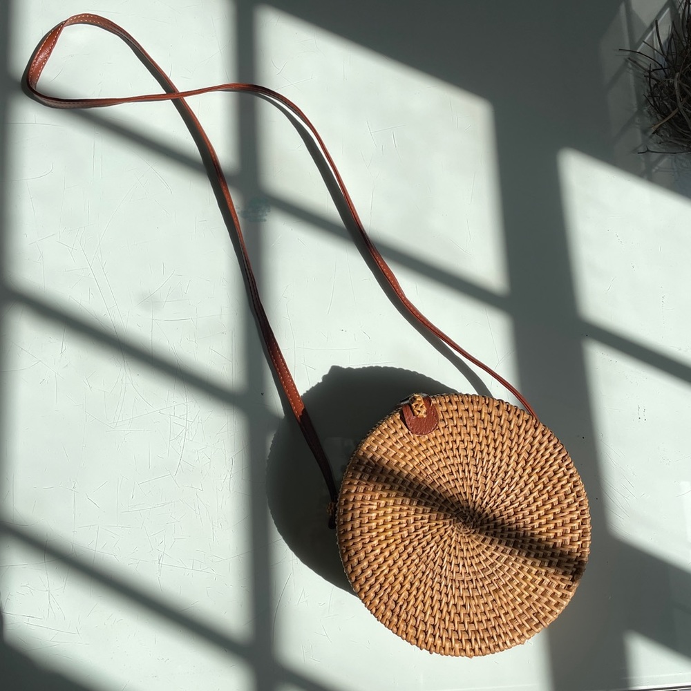 Round woven bag with cotton lining